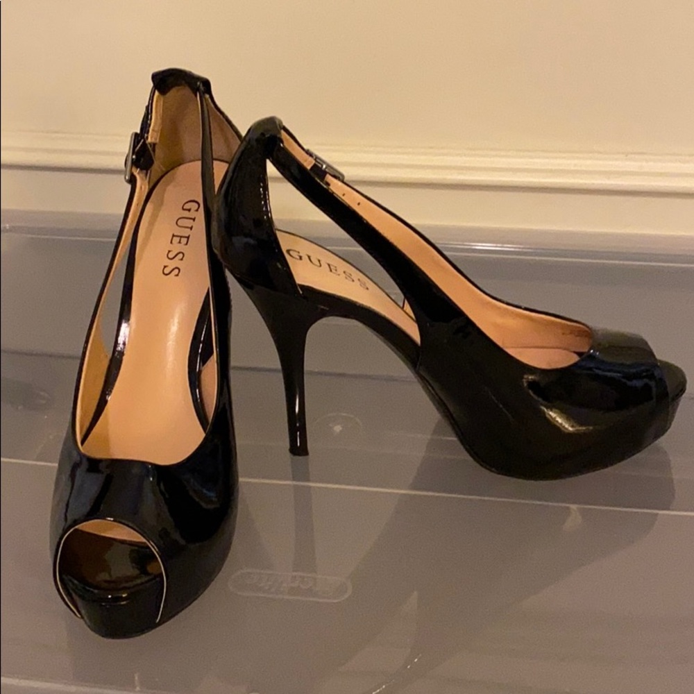 Guess black patent leather pumps